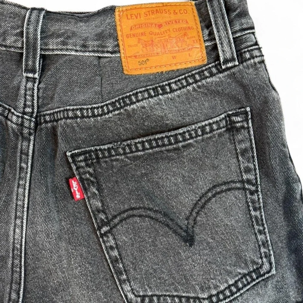 Levi's tailored 501 black denim shorts with frayed hem size womens 26
